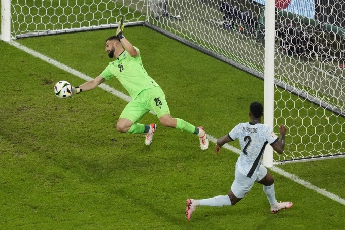 Thủ môn Giorgi Mamardashvili làm nản lòng các chân sút Bồ Đào Nha, góp phần giúp Georgia giành vé vào vòng 1/8 EURO 2024. Thủ môn Giorgi Mamardashvili làm nản lòng các chân sút Bồ Đào Nha, góp phần giúp Georgia giành vé vào vòng 1/8 EURO 2024.