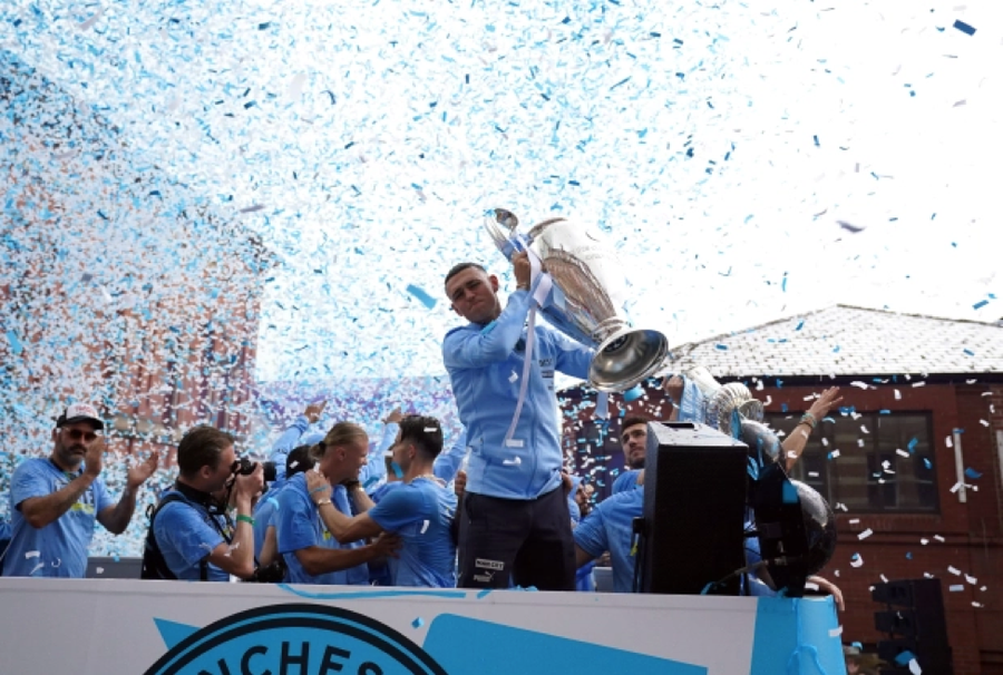 Phil Foden ăn mừng giữa biển người. Phil Foden ăn mừng giữa biển người.