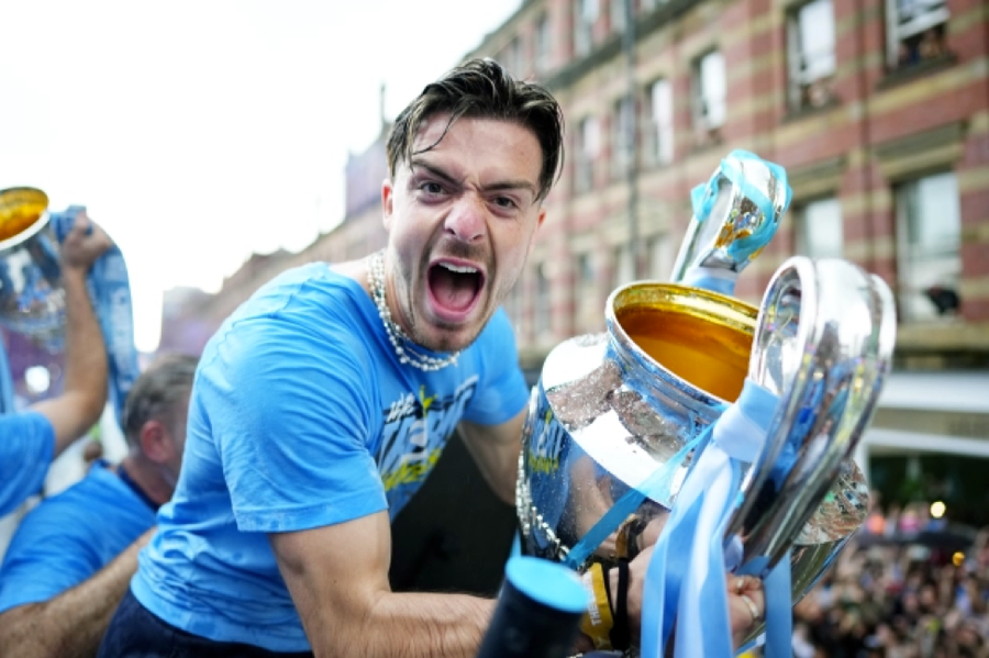 Biển người xuống đường mừng Man City đoạt cú ăn ba vĩ đại ảnh 1 Biển người xuống đường mừng Man City đoạt cú ăn ba vĩ đại ảnh 1