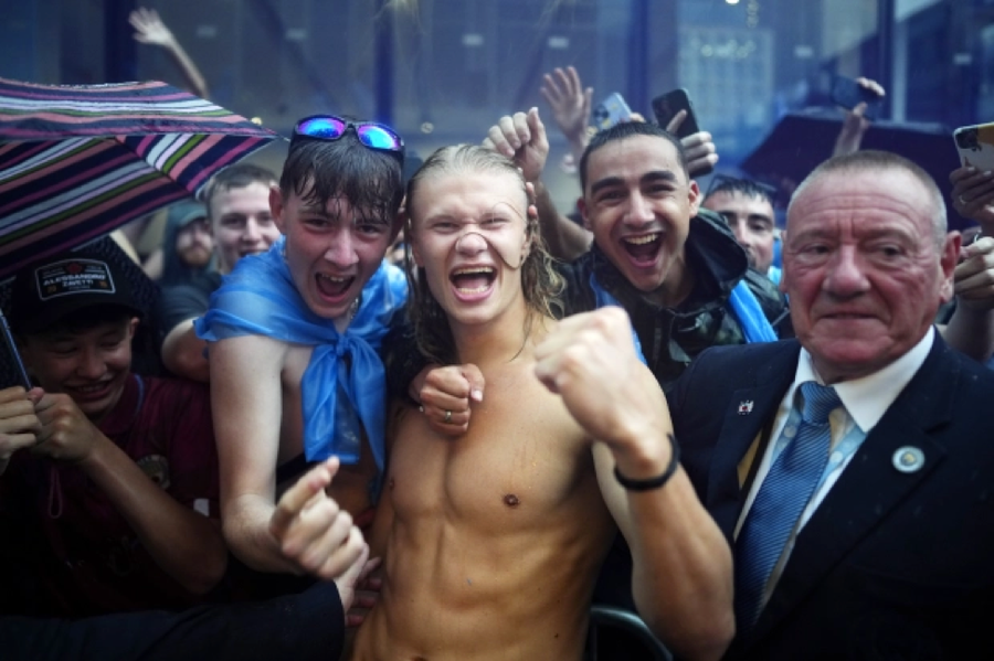 Biển người xuống đường mừng Man City đoạt cú ăn ba vĩ đại ảnh 3 Biển người xuống đường mừng Man City đoạt cú ăn ba vĩ đại ảnh 3