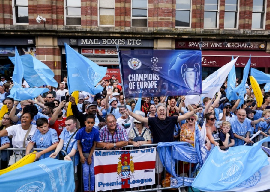 Người hâm mộ đổ ra đường chào đón các cầu thủ Man City. Người hâm mộ đổ ra đường chào đón các cầu thủ Man City.
