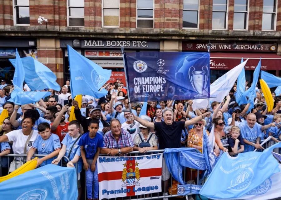 Người hâm mộ đổ ra đường chào đón các cầu thủ Man City.