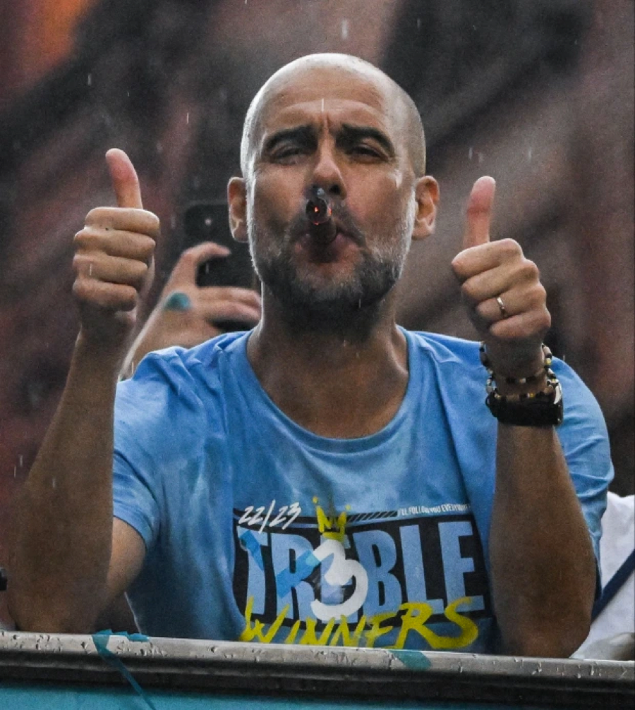 HLV Pep Guardiola trong lễ ăn mừng. HLV Pep Guardiola trong lễ ăn mừng.
