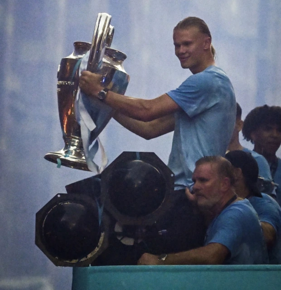 Haaland nâng cao Cup vô địch. Haaland nâng cao Cup vô địch.