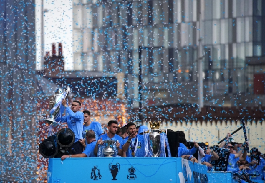 Khung cảnh đường phố với các cầu thủ Man City tỏ ra thích thú. Khung cảnh đường phố với các cầu thủ Man City tỏ ra thích thú.