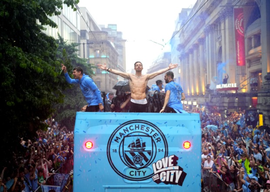 Biển người xuống đường mừng Man City đoạt cú ăn ba vĩ đại ảnh 2 Biển người xuống đường mừng Man City đoạt cú ăn ba vĩ đại ảnh 2