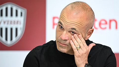 Iniesta khóc nức nở trong buổi họp báo công bố việc chia tay đội bóng Vissel Kobe sau 5 năm gắn bó.