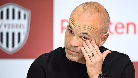 Iniesta khóc nức nở trong buổi họp báo công bố việc chia tay đội bóng Vissel Kobe sau 5 năm gắn bó.