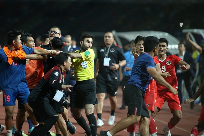 Màn hỗn chiến giữa Thái Lan và Indonesia ở chung kết SEA Games 32 hôm 16/5. Màn hỗn chiến giữa Thái Lan và Indonesia ở chung kết SEA Games 32 hôm 16/5.