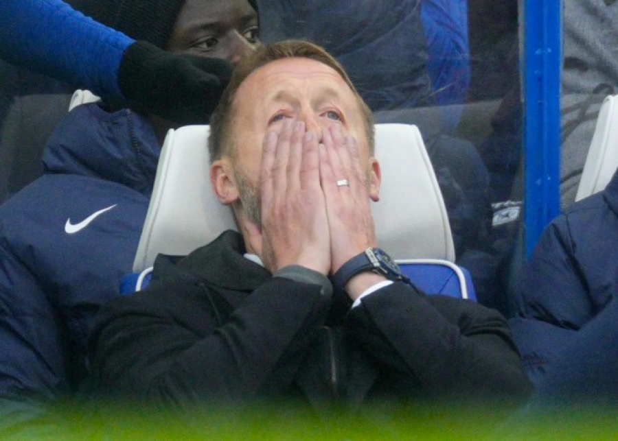 Graham Potter bất lực trên băng ghế chỉ đạo tại Chelsea. Graham Potter bất lực trên băng ghế chỉ đạo tại Chelsea.