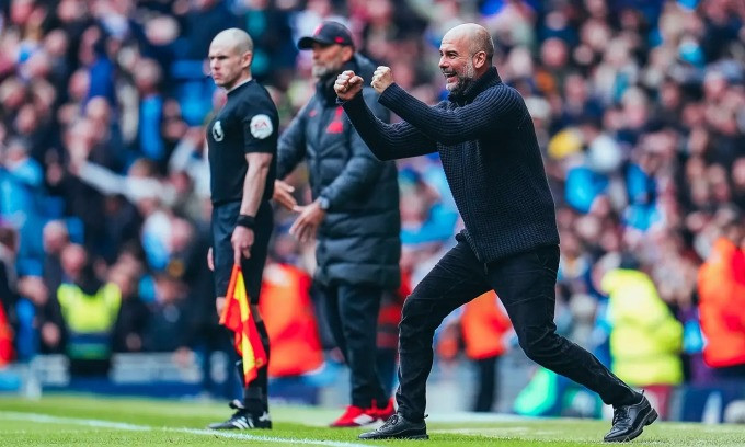 Pep Guardiola ăn mừng cuồng nhiệt khi Man City hạ Liverpool 4-1 ở vòng 29 Ngoại hạng Anh.