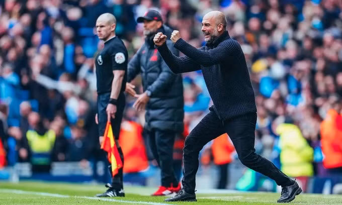Pep Guardiola ăn mừng cuồng nhiệt khi Man City hạ Liverpool 4-1 ở vòng 29 Ngoại hạng Anh.