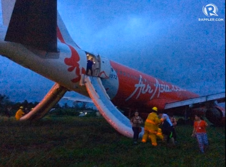 Máy bay AirAsia lại vừa trượt ra ngoài đường băng