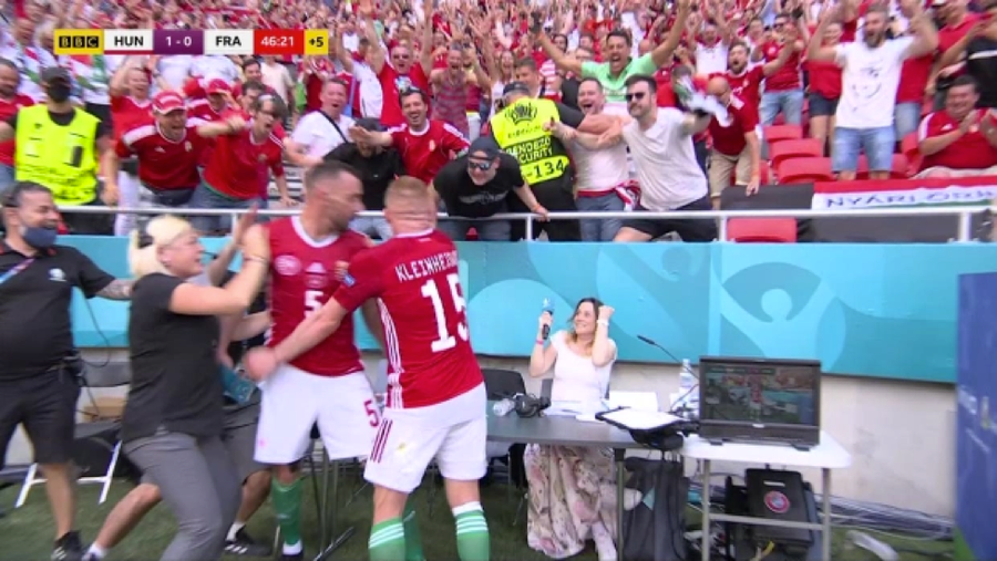 Attila Fiola ăn mừng cuồng nhiệt, cổ động viên Hungary phấn khích tột độ. Attila Fiola ăn mừng cuồng nhiệt, cổ động viên Hungary phấn khích tột độ.