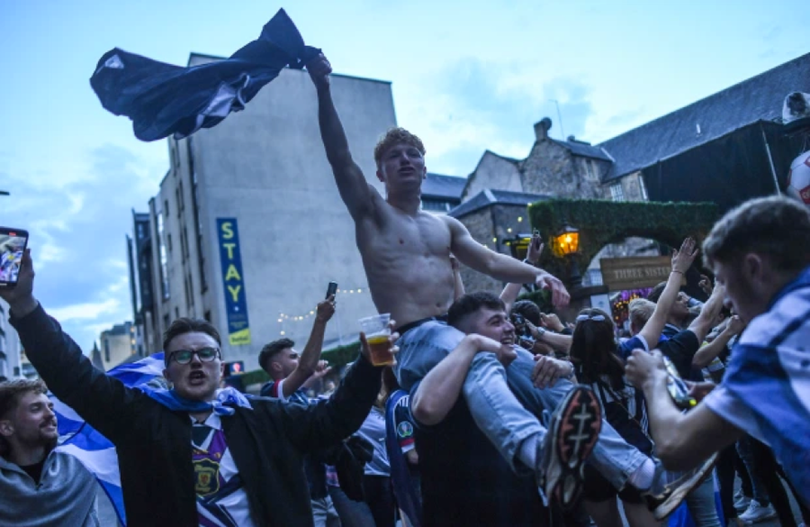 Người Scotland ăn mừng trận hòa 0-0 với tuyển Anh ở quê nhà. Người Scotland ăn mừng trận hòa 0-0 với tuyển Anh ở quê nhà.