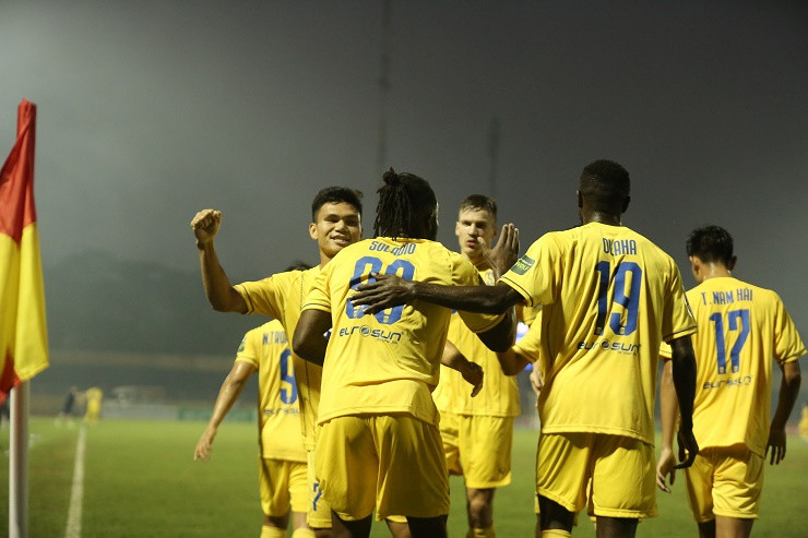 Nhưng chỉ 2 phút sau, Sông Lam Nghệ An quân bình tỷ số