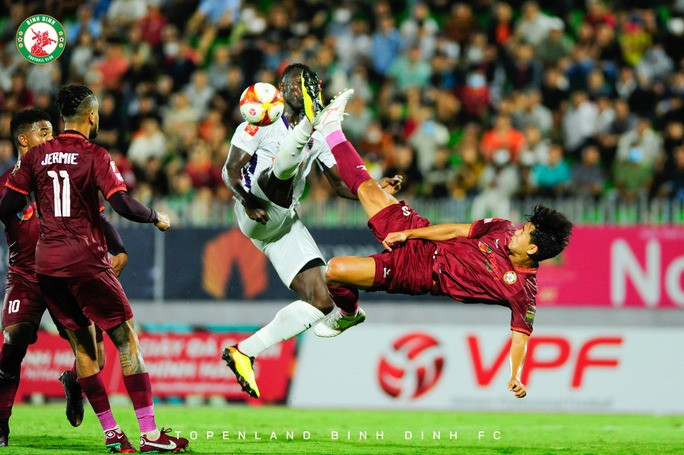 Chủ nhà TopenLand Bình Định (áo đỏ) vất vả thắng Becamex Bình Dương.