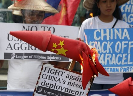 Philippines đốt mô hình tên lửa trước lãnh sự quán Trung Quốc ảnh 1 Mô hình tên lửa Trung Quốc bị người biểu tình đốt trước cổng lãnh sự quán nước này ở Manila. Ảnh: Reuters