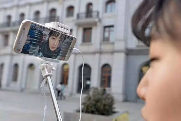 Chỉ cần quay video ăn, chơi, dạo phố, hot girl 9x thu nhập 70 triệu/tháng ảnh 1