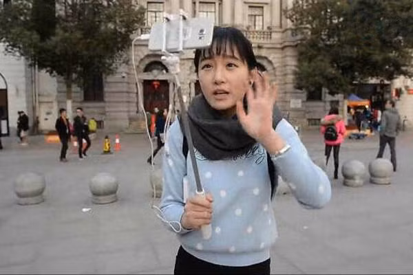 Giả Khiết chia sẻ với các fan khoảnh khắc dạo phố.