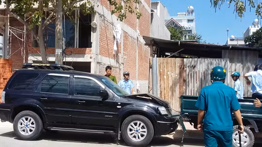 Bị cưỡng chế xây dựng, một phụ nữ lái ô tô tông xe trật tự đô thị