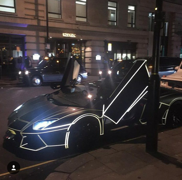 Hội con nhà giàu London: Xế thì dát vàng, tiền thì để lau giày - Ảnh 12. Hội con nhà giàu London: Xế thì dát vàng, tiền thì để lau giày - Ảnh 12.