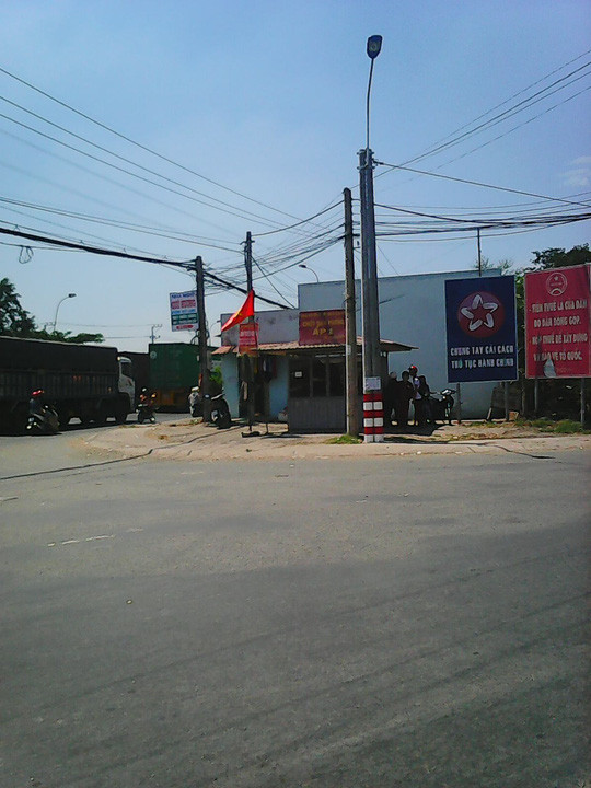 Tranh khách, côn đồ đánh tài xế, phụ xế xe buýt trọng thương ảnh 2 Chốt dân phòng gần nơi xảy ra vụ xe buýt bị côn đồ tấn công