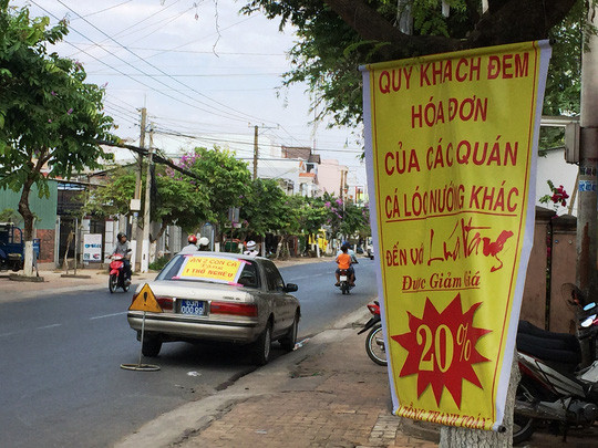 Lấy xe biển số xanh quảng cáo cho... quán nhậu ! ảnh 1 Xe biển số xanh dán băng rôn quảng cáo quán nhậu đậu hơn nữa ngày gây phản cảm