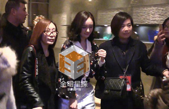 30 phút sau, Dương Mịch cũng có mặt tại khách sạn. Cô mỉm cười ngượng ngùng khi phát hiện phóng viên. Ảnh: Phong Hành. 30 phút sau, Dương Mịch cũng có mặt tại khách sạn. Cô mỉm cười ngượng ngùng khi phát hiện phóng viên. Ảnh: Phong Hành.