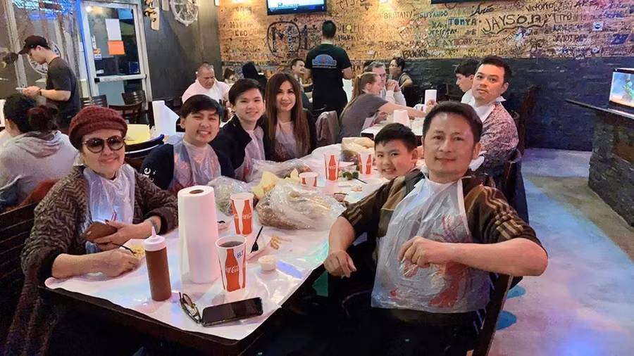 Trizzie Phương Trinh cùng tình mới ăn tối với Bằng Kiều