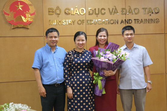 Bà Lê Thị Thanh Nhàn tặng hoa chúc mừng Cục Công nghệ thông tin được kiện toàn bộ máy, bổ nhiệm thêm Phó Cục trưởng. Ảnh, Việt Hà Bà Lê Thị Thanh Nhàn tặng hoa chúc mừng Cục Công nghệ thông tin được kiện toàn bộ máy, bổ nhiệm thêm Phó Cục trưởng. Ảnh, Việt Hà