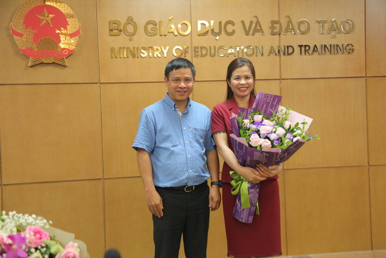 Ông Nguyễn Sơn Hải - Cục trưởng Cục Công nghệ thông tin tặng hoa chúc mừng tân Phó Cục trưởng Đặng Thị Oanh. Ảnh: Việt Hà Ông Nguyễn Sơn Hải - Cục trưởng Cục Công nghệ thông tin tặng hoa chúc mừng tân Phó Cục trưởng Đặng Thị Oanh. Ảnh: Việt Hà