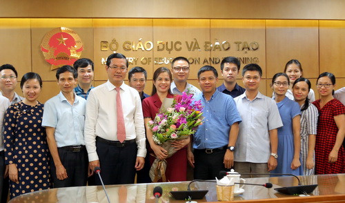 Thứ trưởng Nguyễn Văn Phúc, bà Lê Thị Thanh Nhàn cùng với tập thể Cục Công nghệ thông tin tại buổi lễ. Ảnh: Việt Hà Thứ trưởng Nguyễn Văn Phúc, bà Lê Thị Thanh Nhàn cùng với tập thể Cục Công nghệ thông tin tại buổi lễ. Ảnh: Việt Hà