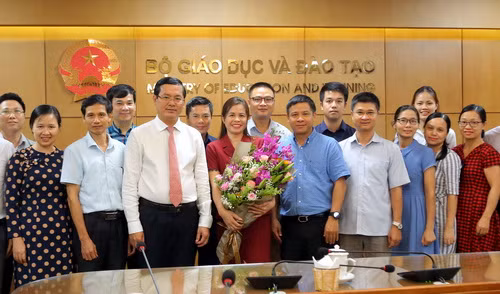 Thứ trưởng Nguyễn Văn Phúc, bà Lê Thị Thanh Nhàn cùng với tập thể Cục Công nghệ thông tin tại buổi lễ. Ảnh: Việt Hà