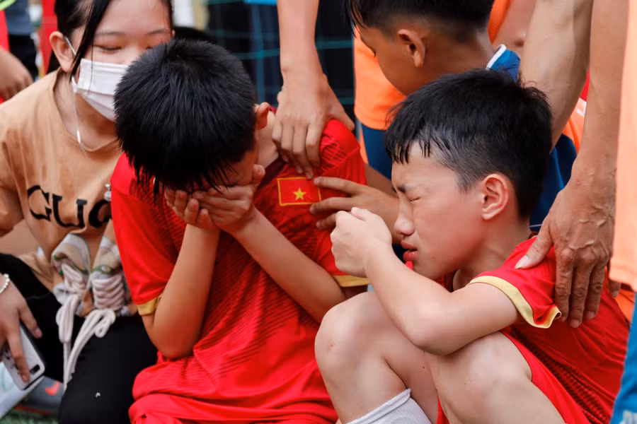 Đội không thể giành chức vô địch ôm mặt khóc nức nở.