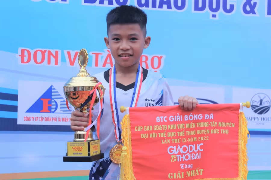 Niềm vui của những cầu thủ ở đội bóng xuất sắc nhất giải đấu.