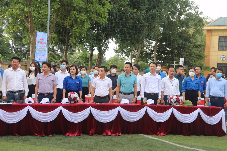 Các đại biểu chào cờ tại Lễ khai mạc Giải bóng đá Thiếu niên – Nhi đồng tranh Cúp Báo GD&amp;TĐ khu vực MT-TN lần thứ I năm 2022 tại huyện Đức Thọ.