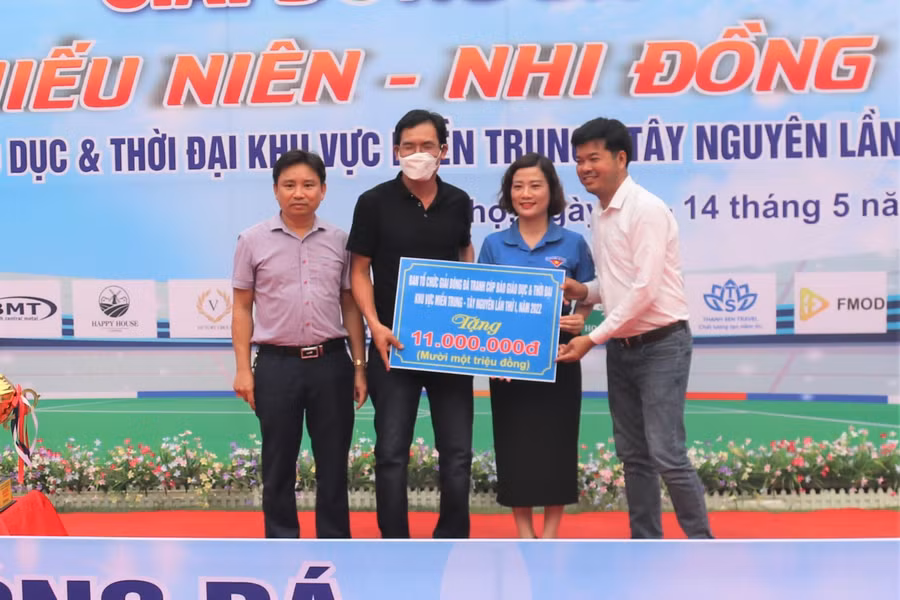 Các đại diện học sinh khó khăn nhận quà biểu trưng từ Ban tổ chức.