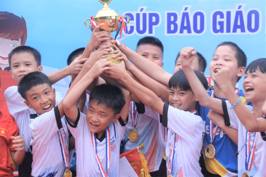 Nước mắt trên sân cỏ của những cầu thủ nhí tại Giải bóng đá tranh Cúp Báo GD&TĐ ảnh 14