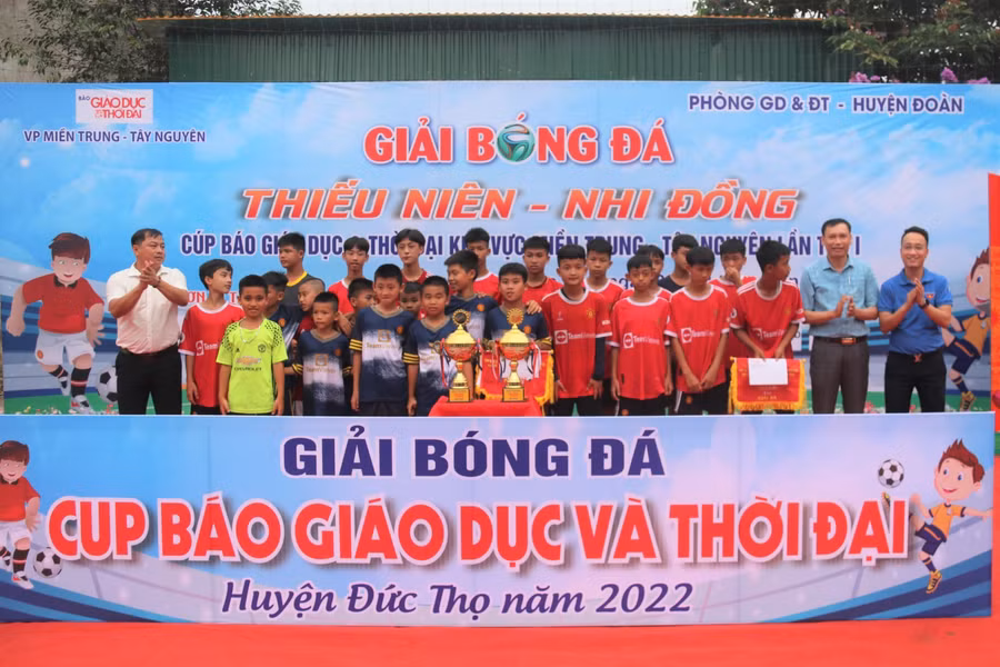 Ban tổ chức tặng quà và cờ lưu niệm cho đội giành giải Ba.