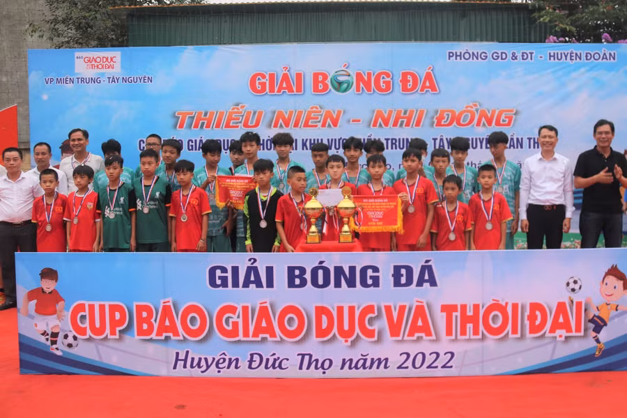 Các đội giành giải Nhì nhận cờ lưu niệm và huy chương.