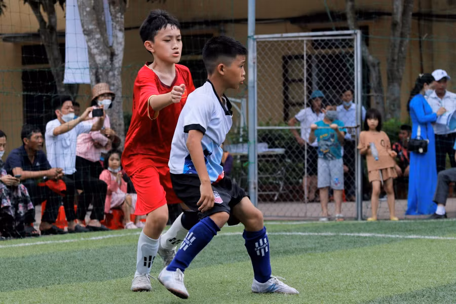 Các cầu nhí thủ tranh chấp quyết liệt trên sân cỏ.