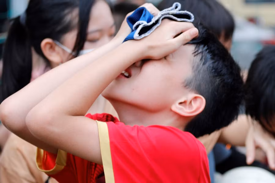 Cầu thủ đội tuyển bóng đá Trường Tiểu học Đức Thọ ôm đầu tiếc nuối sau trận đấu.