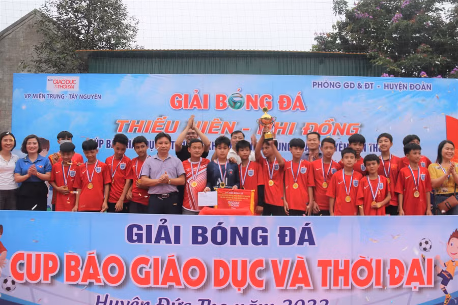 Đội tuyển giành chức vô địch nâng cúp, chụp ảnh lưu niệm cùng Ban tổ chức.