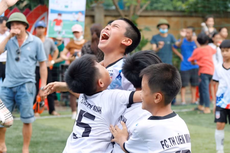 Niềm vui chiến thắng trong trận chung kết của các cầu thủ nhí.