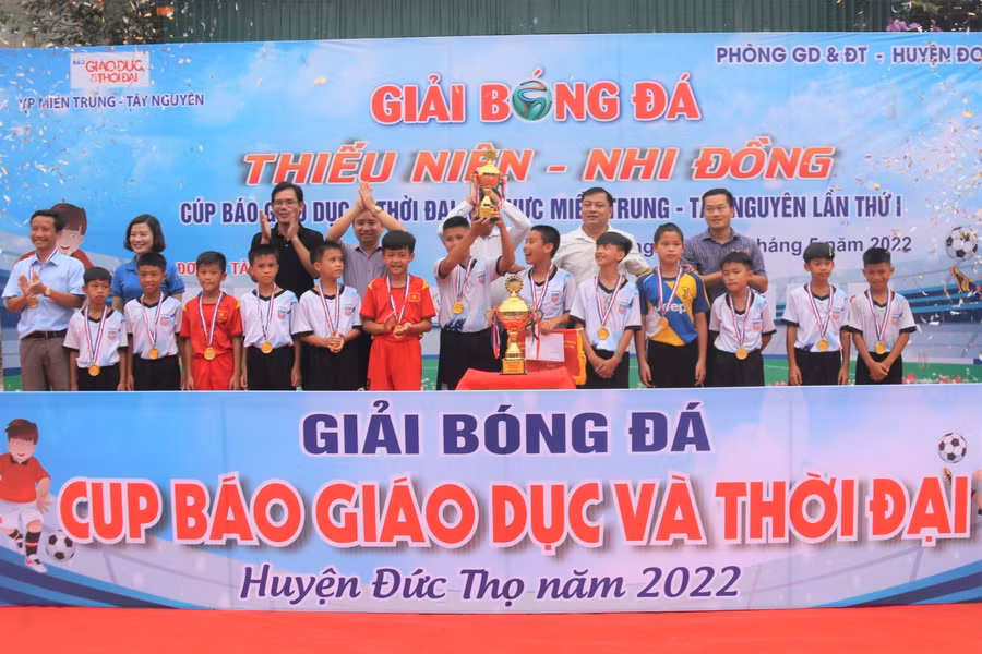 Ban tổ chức trao cúp cho đội bóng giành chức vô địch khối tiểu học.