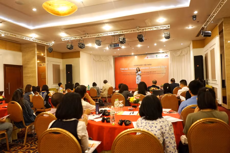 Đống đảo khách mời tham gia hội thảo