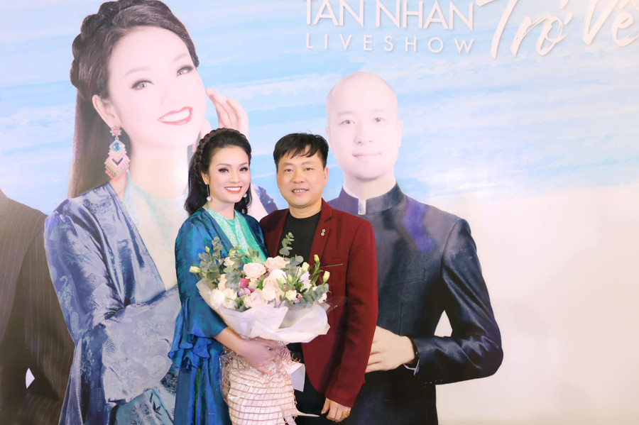 Ca sĩ Tân Nhàn trong buổi họp báo. Ca sĩ Tân Nhàn trong buổi họp báo.