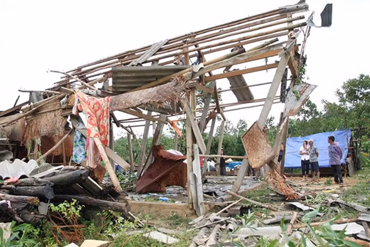 Lốc xoáy xé nát nhiều ngôi nhà ở Quảng Trị