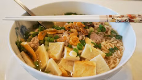 Ly giai nghi van tac hai cua dau chien mi an lien - Anh 3